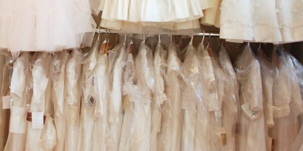 tintoreria para vestido de comunion en Valencia – percha con vestido