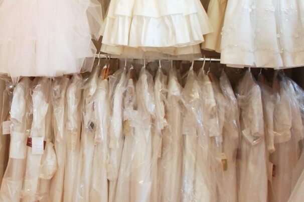 tintoreria para vestido de comunion en Valencia – percha con vestido