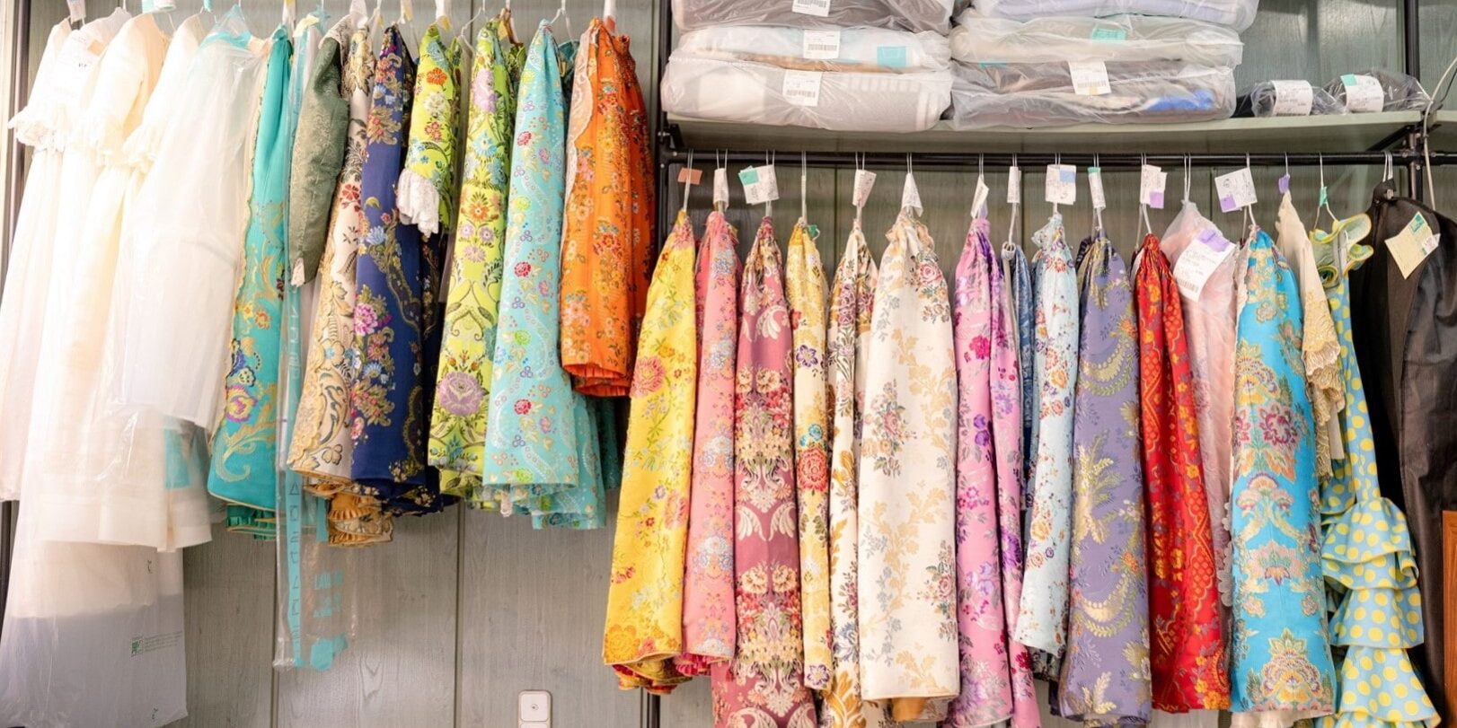 tintorerias en Valencia – percha con vestidos limpieza de prendas delicadas en Valencia - perchas