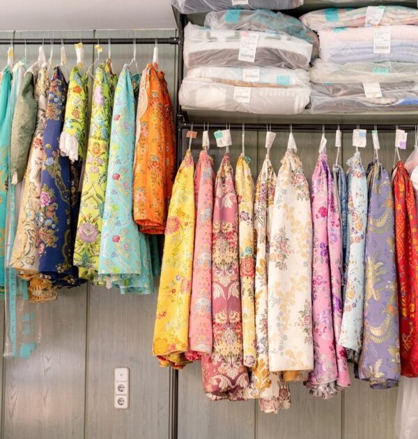 limpieza de prendas delicadas en Valencia - perchas