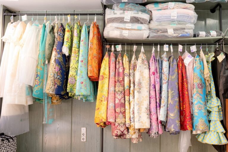 limpieza de prendas delicadas en Valencia - perchas