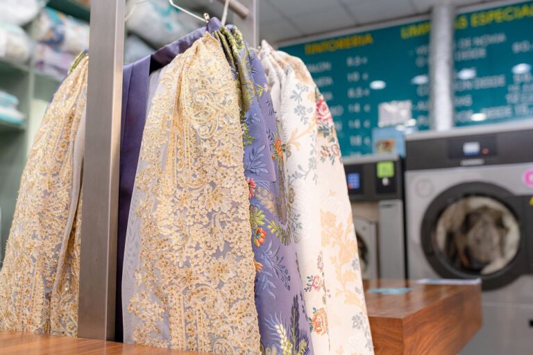 tintorería para vestidos de fallera en Valencia - percha