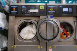 lavandería de autoservicio en Valencia - puertas abiertas