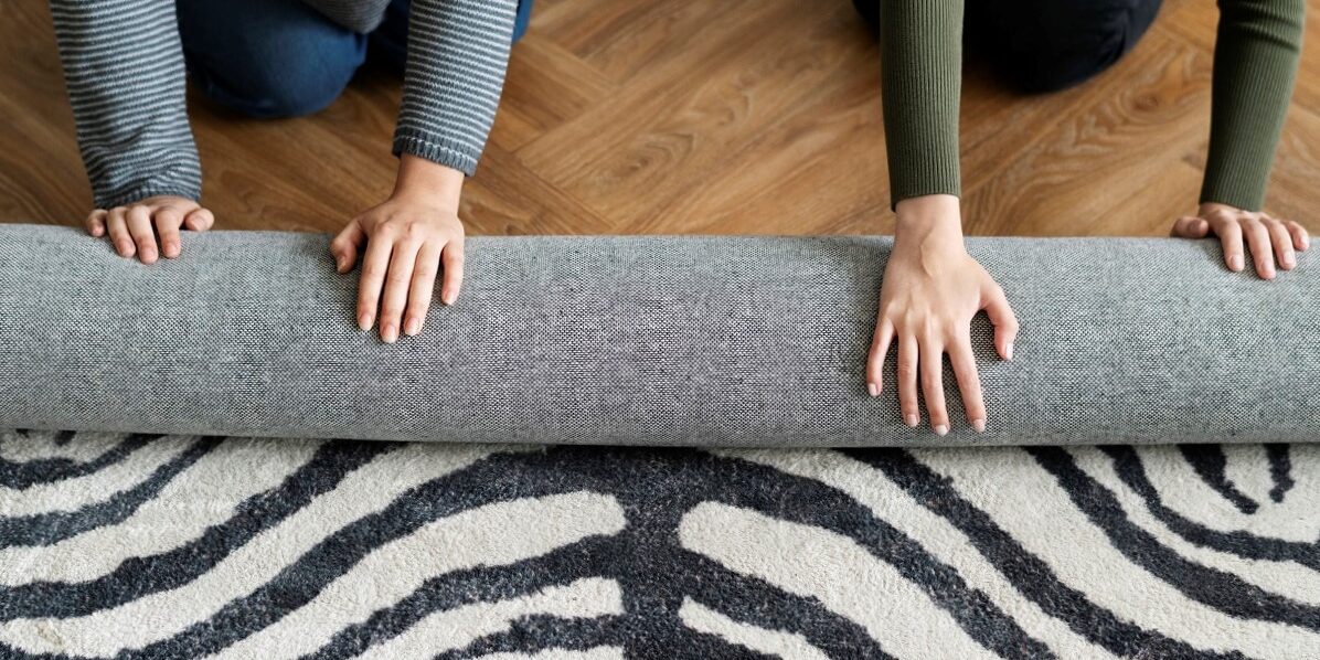 limpieza de alfombras en Valencia - enrollando