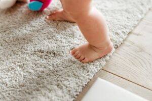 limpieza de alfombras en Valencia - pies de bebé