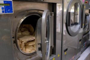 lavandería con autoservicio en Valencia - lavadora abierta