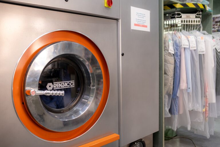 limpieza profesional de prendas en Valencia - percha