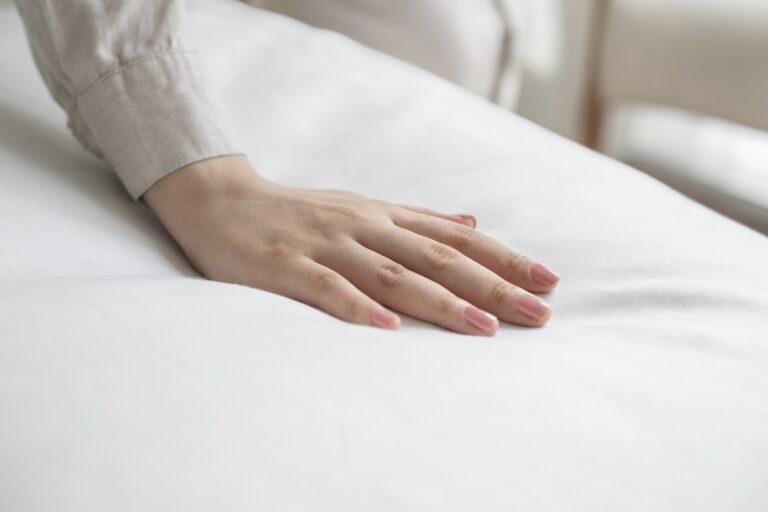 limpieza de edredones en Valencia - mano en manta