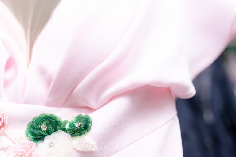 tintorería para vestido delicado en Valencia - adornos verdes